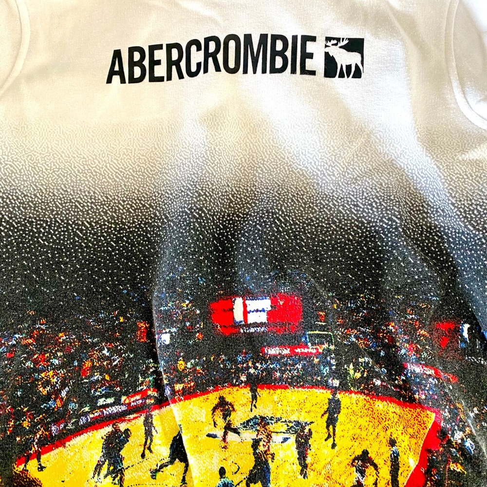 Abercrombie kids boys sweatshirt size 9/10 with basketball court graphic.